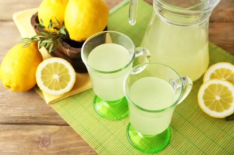 agua de limón para beber dieta