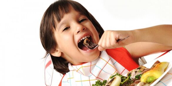 el niño come verduras a dieta con pancreatitis
