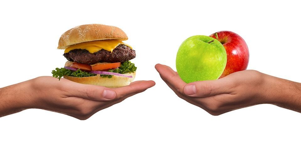 elección entre alimentos saludables y no saludables