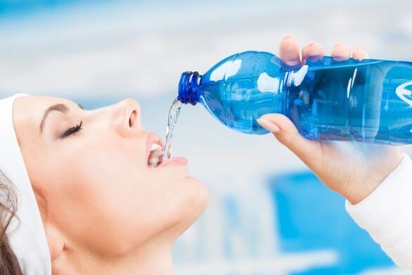 Puedes perder 5 kg de exceso de peso en una semana bebiendo mucha agua. 