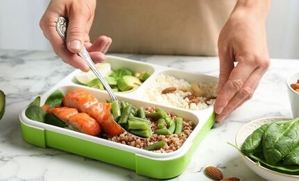 Corrección nutricional para adelgazar en el estómago y los costados.