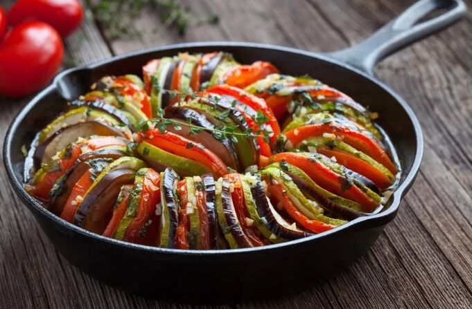 Decorar con tomates y calabacín